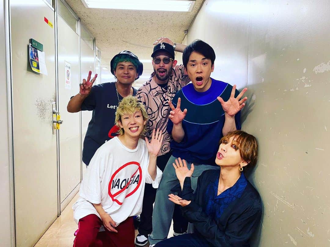 柳沢亮太のインスタグラム：「NHK「#Venue101」ありがとうございました！濱家さんと！いつもありがとうございます！✌️ #SUPERBEAVER #儚くない #東京リベンジャーズ2」