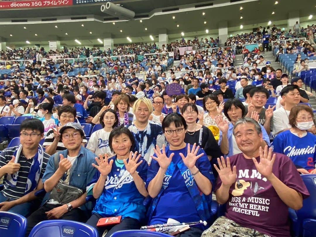 津田大介のインスタグラム：「あいトリ2019のボランティアの方々とドラゴンズ観戦オフ＆夜は思い出の地円頓寺で久々の飲み会。本当は2020年にやる予定だったのだが、コロナで叶わず3年越しに実現したのでした。ドラゴンズは逆転勝ちしたし、最高の一日でしたね。また来年もやるぞー！」