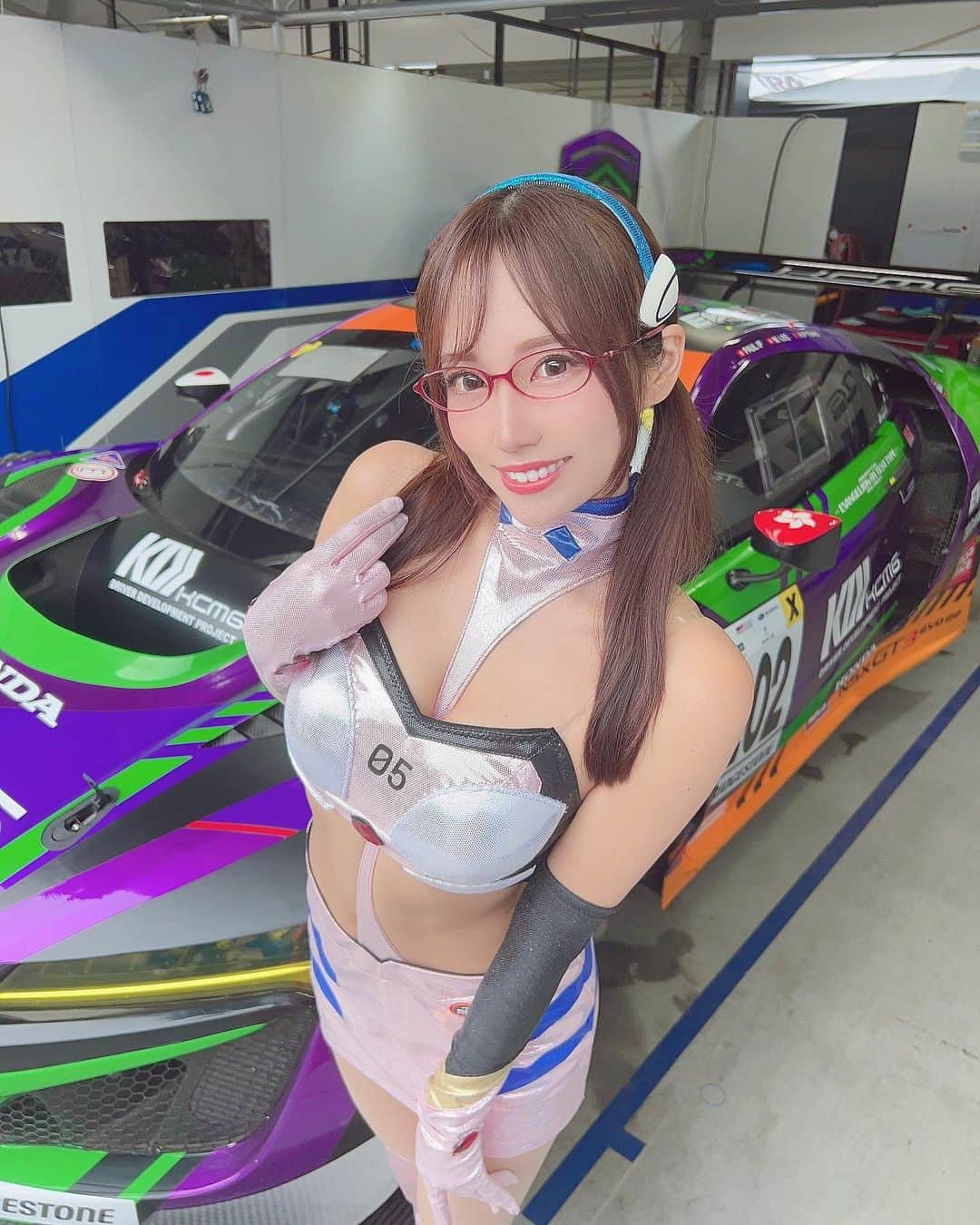 霧島聖子のインスタグラム：「スーパー耐久シリーズ Rd.3 SUGO予選日お疲れ様でした🏁 ST-Xクラス参戦中のチームKCMGとエヴァンゲリオンレーシングがタッグを組み今回の菅生戦のみスポット参戦！！ まずは予選日会いに駆けつけて下さった皆さん本当にありがとうございました🥹🫶 初号機カラーのEVA RT TEST TYPE-01 KCMG NSX GT3、本当に格好良かったです💜 菅生のみの限定カラーリングなので是非明日も沢山マシンを見に来て下さい✨ 明日のGr-1決勝は202号車は5番手からスタートとなります！ ATフィールド全開‼️🛑 沢山の応援宜しくお願いします( •̀ᄇ• ́)ﻭ✧  あともう1つお知らせ😊 明日のスポンサーステージも15:00からなのですが、終わり次第ステージ近くにあるアルティアさんのブースにて物販サイン会を実施します-`📢⋆ アルティアさんのブースでグッズを購入下さった方にサインをしますのでぜひこの機会にお越しください👓  皆さん早速今日のお写真速報もありがとうございます！ ゆっくり整理してから掲載したいのでしばしお待ちを…💕  #evaracing  #kcmg  #スーパー耐久  #えすたい  #S耐  #エヴァンゲリオンレーシング  #エヴァレーシング  #真希波マリイラストリアス役  #マリ役  #スポーツランドsugo  #SUGO  #菅生」