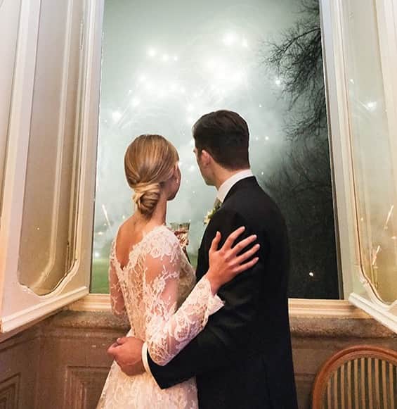 カロリーナ・モスケーニのインスタグラム：「"The best thing about memories... is making them." 🤍  31/12/2022  #love #newyearseve #wedding #fireworks #youandme #sparkle #lifewithsmile」