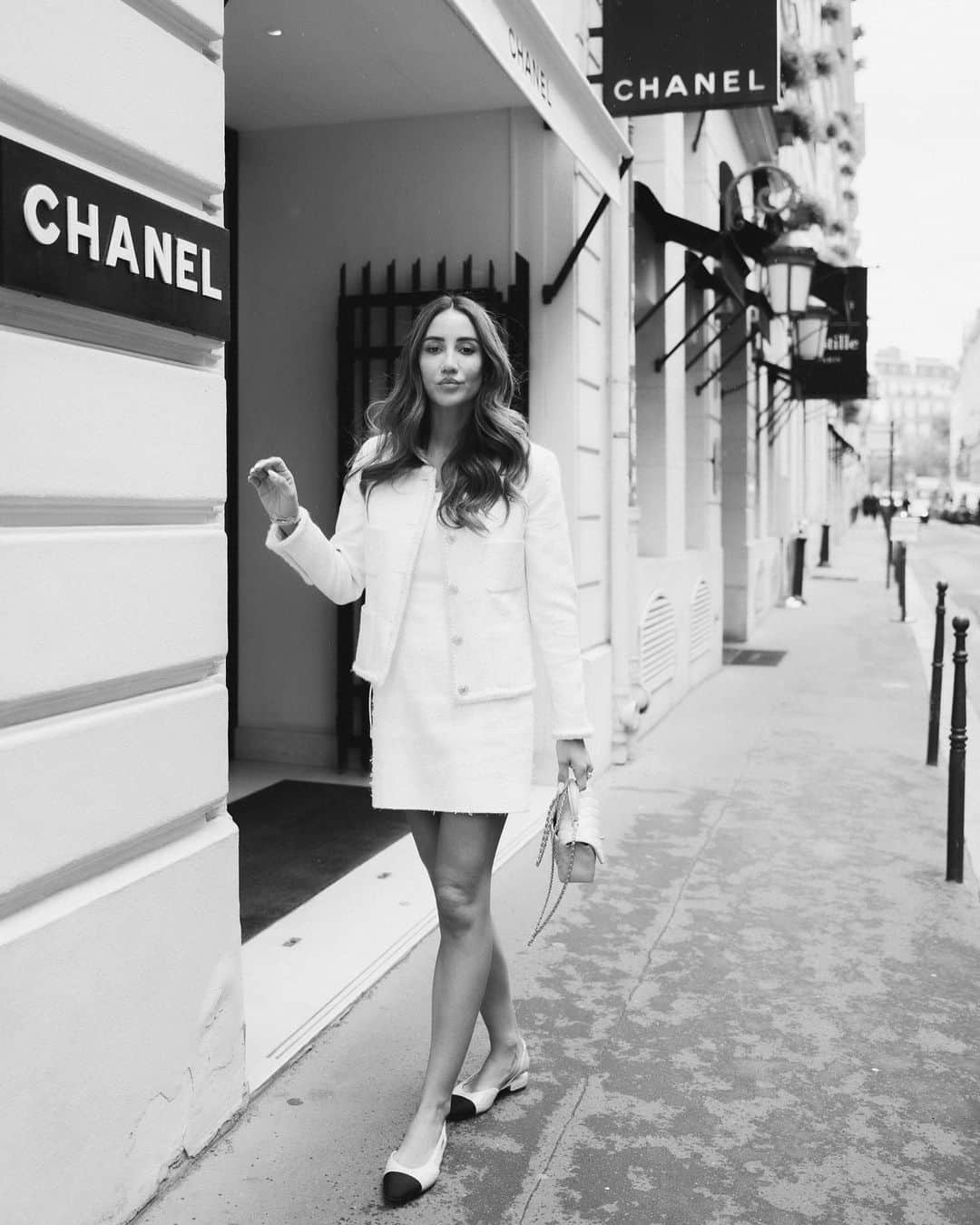 Tamara Kalinicさんのインスタグラム写真 - (Tamara KalinicInstagram)「Visited Gabrielle Chanel’s apartment at 31 Rue Cambon and coincidentally got a @chanel.beauty makeover with the new 31 Le Rouge but we all know that nothing was a coincidence with Coco Chanel. Shade im wearing is 2.55 long lasting and moisturising #31LeRouge #ChanelMakeup」7月9日 0時58分 - tamara
