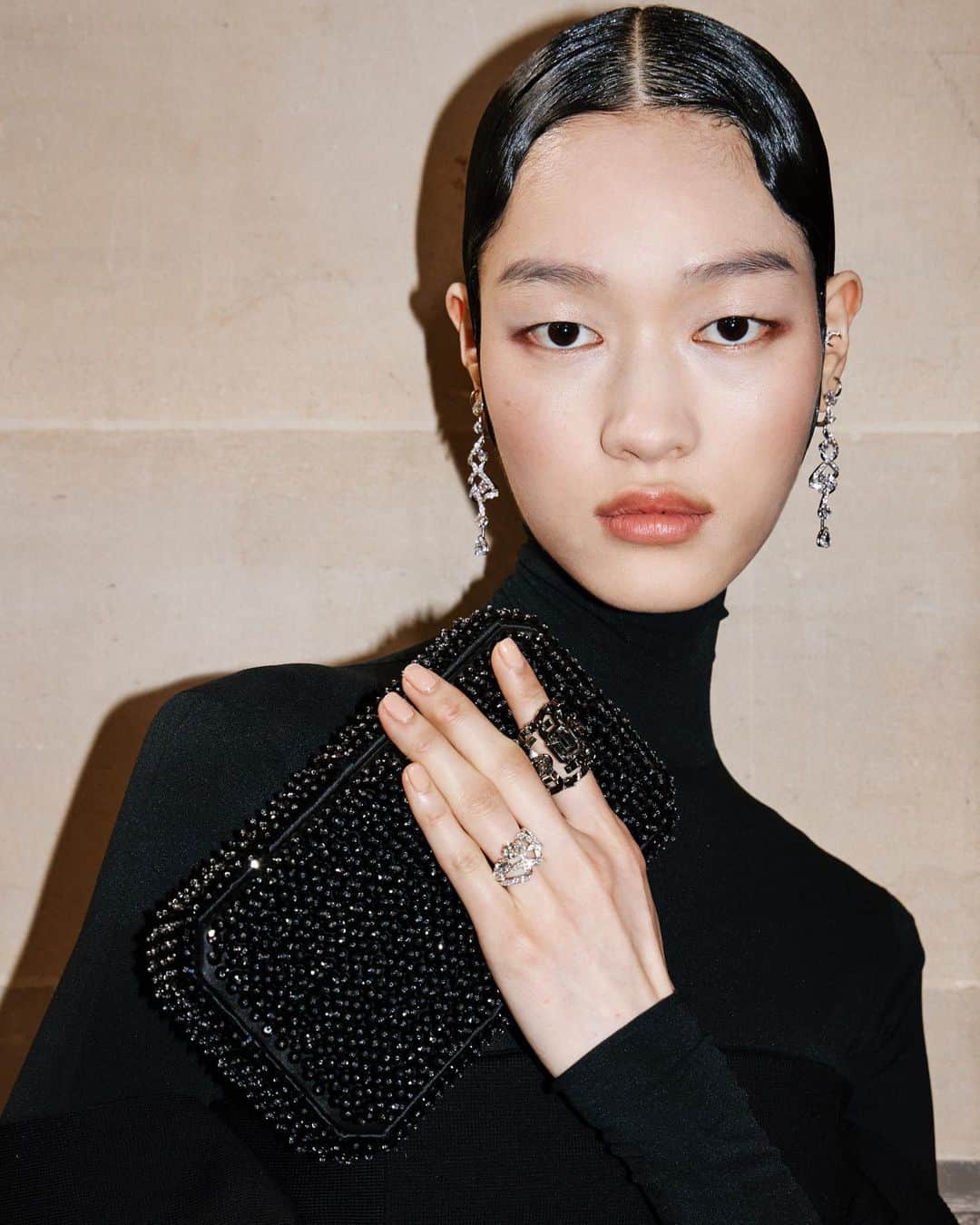 Fendiさんのインスタグラム写真 - (FendiInstagram)「"Colours come from flesh tones as well as that of stones: black diamonds, rubies, sapphires. There is a play of soft and hard, flesh and stone." - Kim Jones on #FendiCouture Autumn/Winter 2023  Artistic Director of Couture and Womenswear: @mrkimjones  Artistic Director of Accessories and Menswear: @silviaventurinifendi  Artistic Director of Jewellery: @delfinadelettrez  Photography: @ellenfedors_   Styling: @alistermackie Hair: @guidopalau Makeup: @peterphilipsmakeup Nails: @nellysferreira @raja_bouallou   Casting: @shelleydurkancasting   Models: @alaato_jazyper @chlocloh」7月9日 0時59分 - fendi
