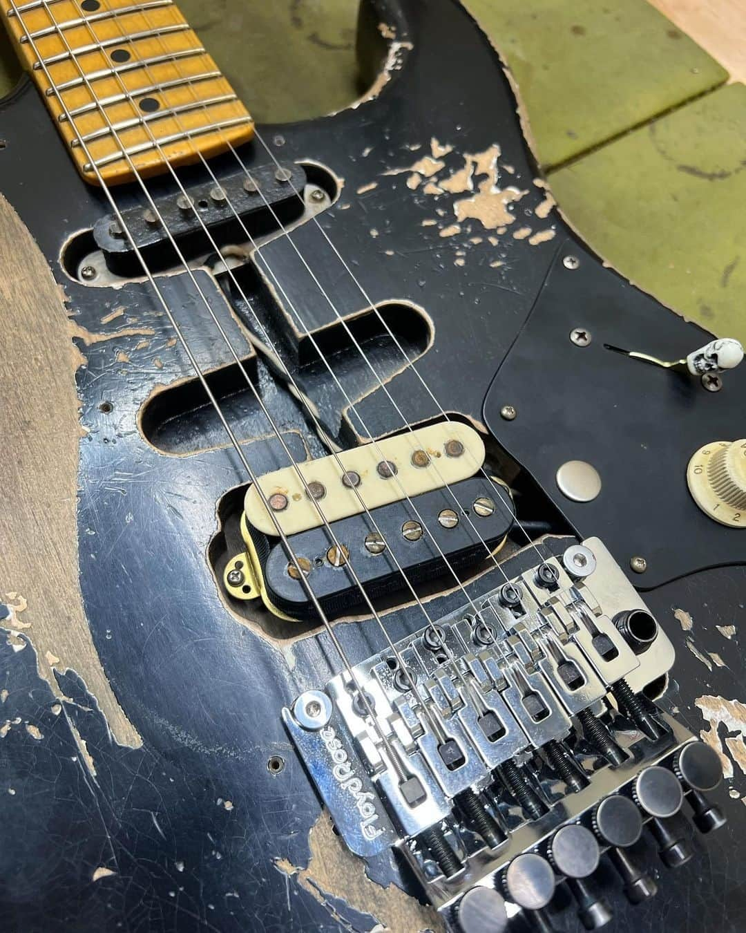 Fender Guitarさんのインスタグラム写真 - (Fender GuitarInstagram)「Take a look at this electrifying Black Strat by @andyhicks_fender in the @fendercustomshop! It features an EVH humbucker, El Diablo neck pickup, dual pots and an after market switch tip by Sonic Pickups. What's your favorite feature on this one? #Straturday」7月9日 1時01分 - fender