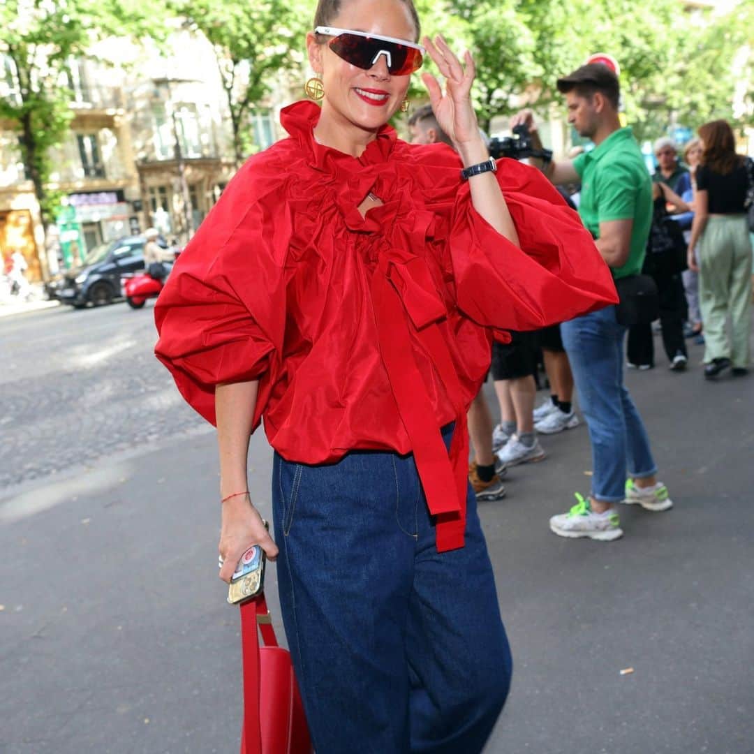 Vogue Runwayさんのインスタグラム写真 - (Vogue RunwayInstagram)「There is no fabric more versatile than denim. Wear it light, acid, or dark washed; as a skirt, as jeans, or as a trippy top. The possibilities are endless, as you’ll learn at the link in bio by browsing through the best street style at the couture shows in Paris.」7月9日 1時01分 - voguerunway