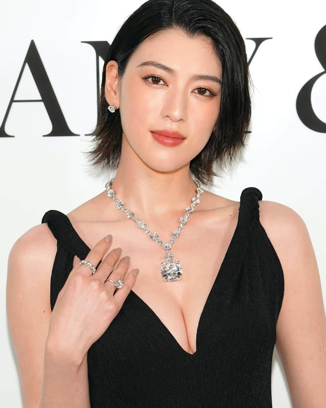 ティファニーさんのインスタグラム写真 - (ティファニーInstagram)「To celebrate the grand opening of our Ginza flagship store in Tokyo, @miyoshi.aa wears a Tiffany & Co. necklace in platinum with a cushion modified brilliant cut diamond of over 100 carats. Link in bio. #TiffanyAndCo #ティファニー銀座」7月9日 1時01分 - tiffanyandco