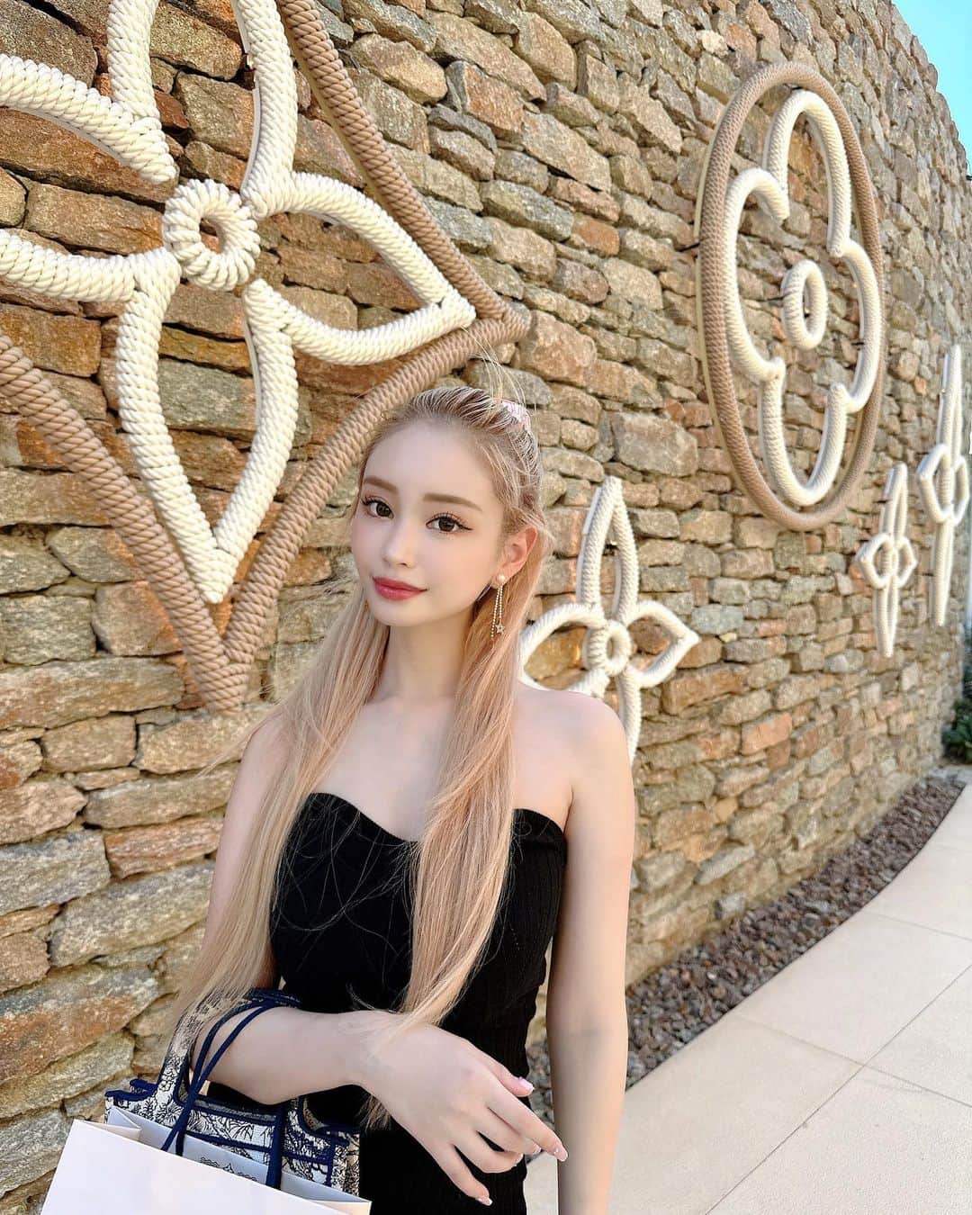 きよみんのインスタグラム：「VUITTON柄の壁可愛いくてパシャリ🩷 ミコノスはどこでも映える📸」