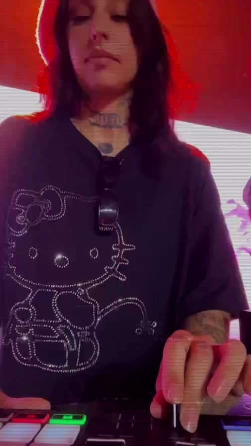 クレイショーンのインスタグラム：「lmk i’ll give track IDs 💋 ty @shopheav3n and everyone i luv yalls SHIRT BY ME YALL」