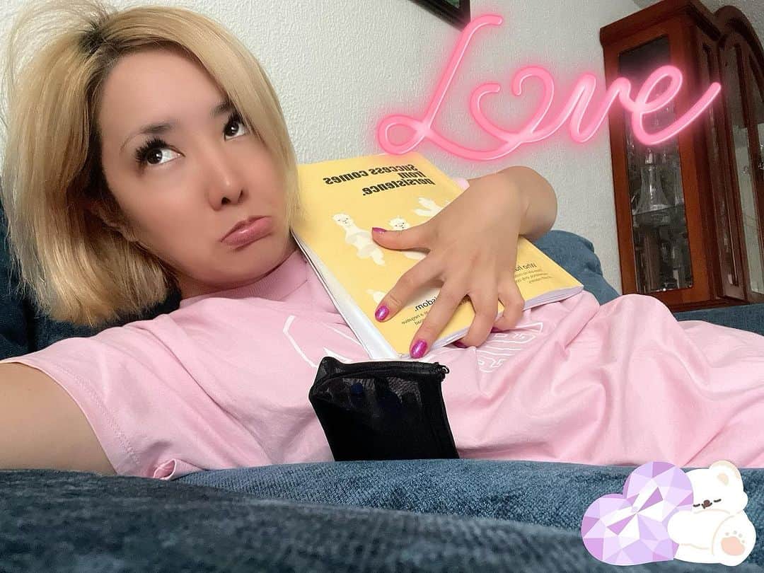 希良梨のインスタグラム：「Buenos días 🤓💗 Que tenga buen dia 🍬  おはこんばんわ🤩💗 朝はスペイン語の復習して、お腹空いたから、 Desayuno 🍳食べに行く😘  ・ ・ ・ ・  #mexico #méxico #mexicocity #art #café #japon #japones #estudiar #español #lifestyle #japanese #tokyo #japan」