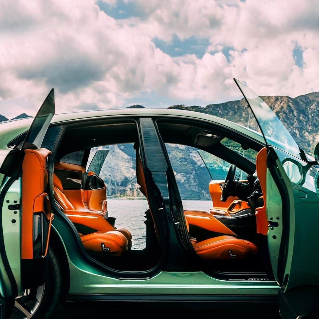 フェラーリさんのインスタグラム写真 - (フェラーリInstagram)「Timelessness is felt in this #FerrariPurosangue in Verde Dora.  #LakeGarda #FerrariTailorMade #DrivingFerrari #Ferrari」7月9日 1時05分 - ferrari