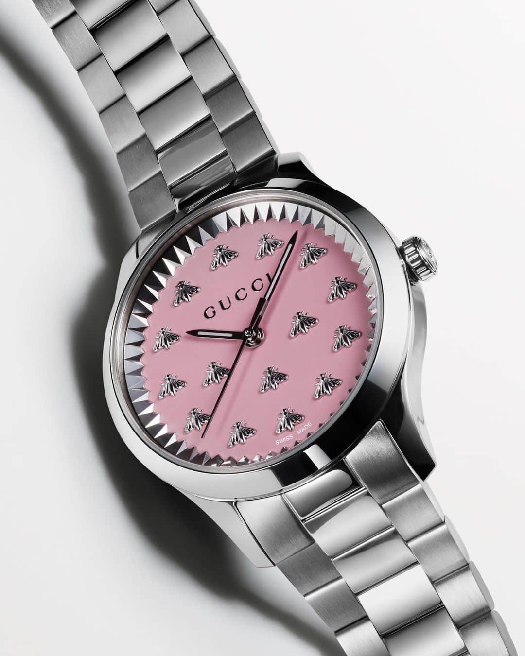 グッチのインスタグラム：「New styles from the G-Timeless collection feature the line’s intricately crafted bees on colored dials.   Discover more at link in bio.  #GucciTimepieces」
