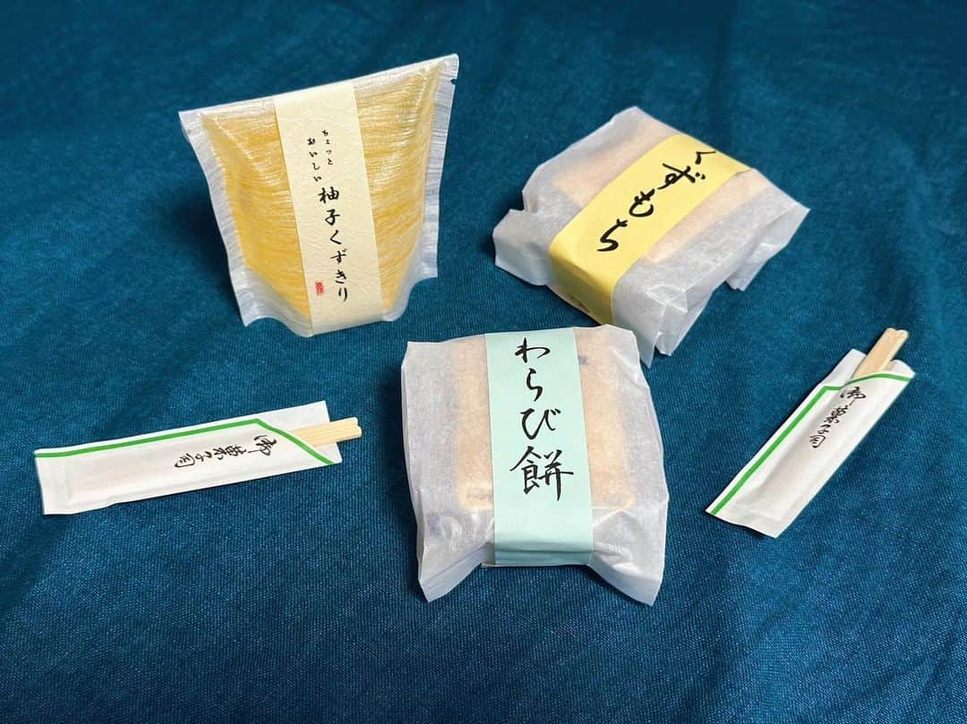 津田大介のインスタグラム：「ボランティアの方から名古屋の「もち源」さんのわらび餅などいただいたのであった。おいしい……😋」