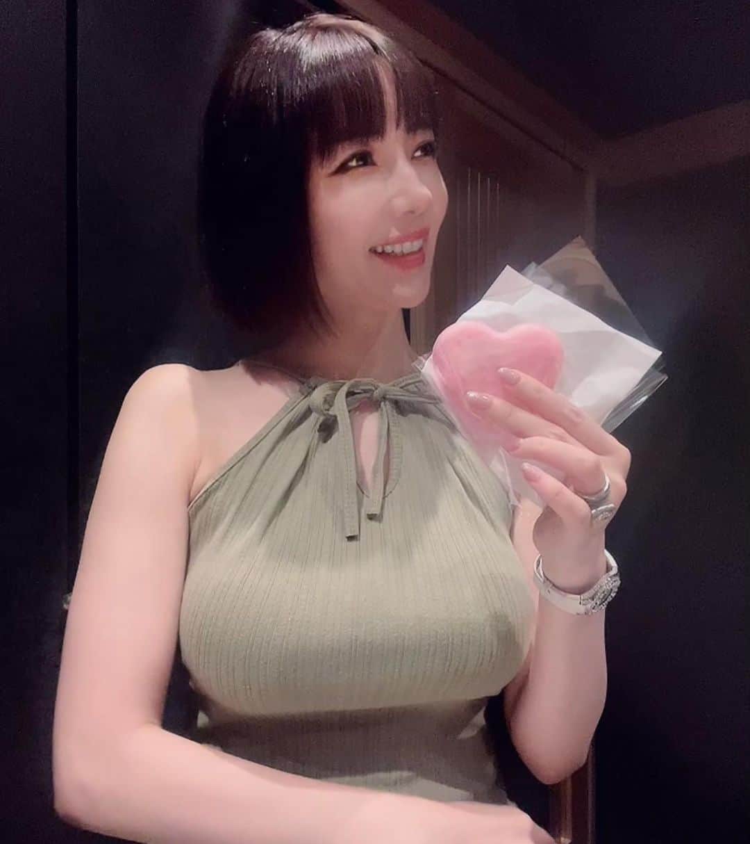 森下悠里のインスタグラム：「@whiteessence_official  ホワイトエッセンスさんで真っ白に♡  綺麗な口元、歯の自然な艶と白さって 笑顔が素敵♡に繋がると思う  動画みてみて♡ 何段階もトーンが上がってるの  上の歯は見本の一番明るい白色に近くなりました🙌  私は色の濃い食べ物や濃いめのお茶が大好きだから 定期的に通わないとです😌♡  美しい女優さんやモデルさん見てても 美しい人はみんな口元まで美しい  逆に歯が汚いとせっかく他が綺麗でも がっかりされちゃうかも  肌や髪、爪と同じように歯も綺麗じゃないとね  そして健康面で考えたら歯を一番最優先にケアすべき♡」
