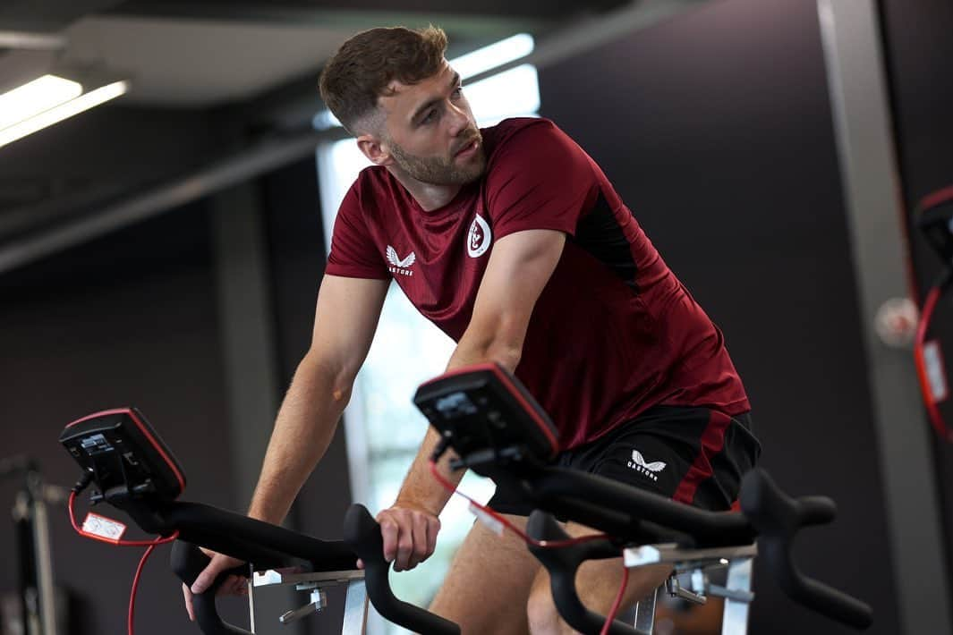 カラム・チャンバースのインスタグラム：「Let the pre-season grind begin 💪🏼⚽️」