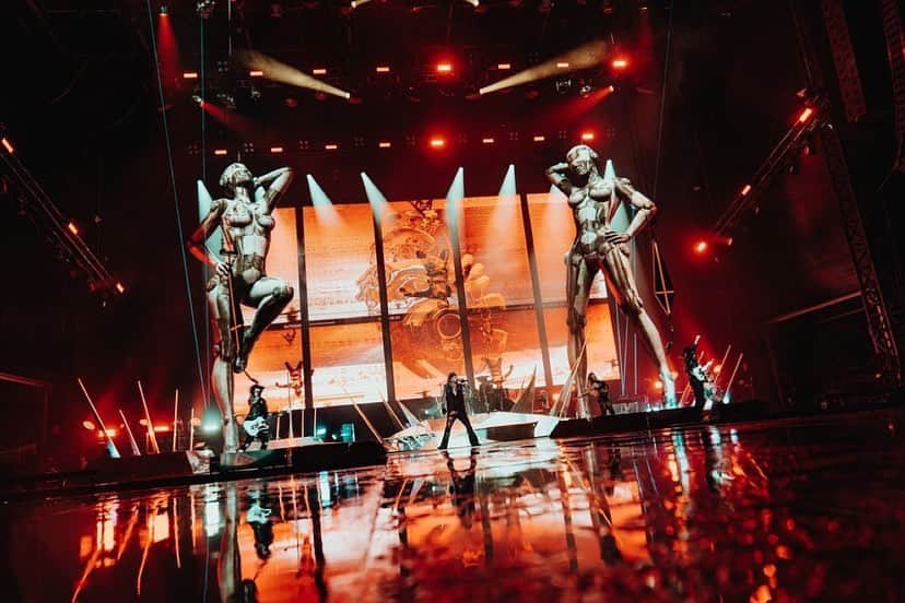 ヴィンス・ニールさんのインスタグラム写真 - (ヴィンス・ニールInstagram)「Glasgow! Awesome night to end the European tour for 2023! Thanks to everyone who came out and saw us!! Can’t wait to come back   @motleycrue   📸 : @lucasenglund」7月9日 1時18分 - thevinceneil