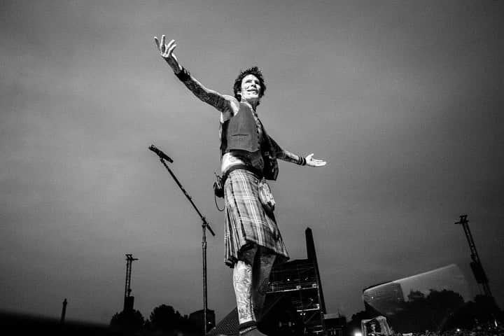 ヴィンス・ニールさんのインスタグラム写真 - (ヴィンス・ニールInstagram)「Glasgow! Awesome night to end the European tour for 2023! Thanks to everyone who came out and saw us!! Can’t wait to come back   @motleycrue   📸 : @lucasenglund」7月9日 1時18分 - thevinceneil