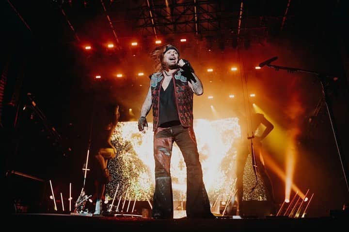 ヴィンス・ニールさんのインスタグラム写真 - (ヴィンス・ニールInstagram)「Glasgow! Awesome night to end the European tour for 2023! Thanks to everyone who came out and saw us!! Can’t wait to come back   @motleycrue   📸 : @lucasenglund」7月9日 1時18分 - thevinceneil