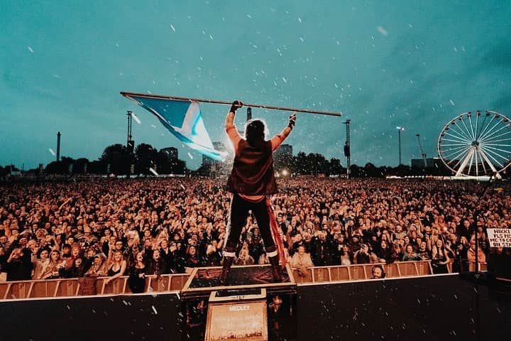 ヴィンス・ニールさんのインスタグラム写真 - (ヴィンス・ニールInstagram)「Glasgow! Awesome night to end the European tour for 2023! Thanks to everyone who came out and saw us!! Can’t wait to come back   @motleycrue   📸 : @lucasenglund」7月9日 1時18分 - thevinceneil