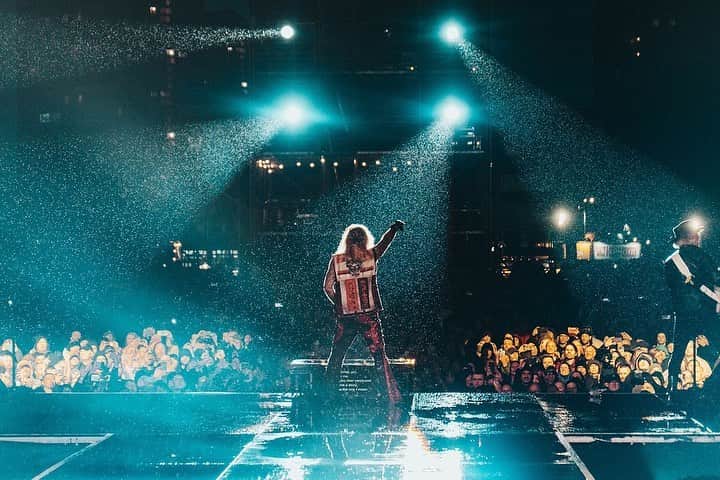 ヴィンス・ニールさんのインスタグラム写真 - (ヴィンス・ニールInstagram)「Glasgow! Awesome night to end the European tour for 2023! Thanks to everyone who came out and saw us!! Can’t wait to come back   @motleycrue   📸 : @lucasenglund」7月9日 1時18分 - thevinceneil