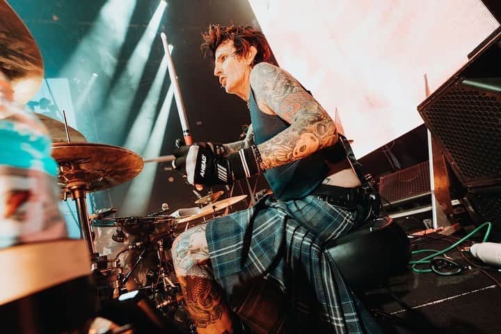 ヴィンス・ニールさんのインスタグラム写真 - (ヴィンス・ニールInstagram)「Glasgow! Awesome night to end the European tour for 2023! Thanks to everyone who came out and saw us!! Can’t wait to come back   @motleycrue   📸 : @lucasenglund」7月9日 1時18分 - thevinceneil