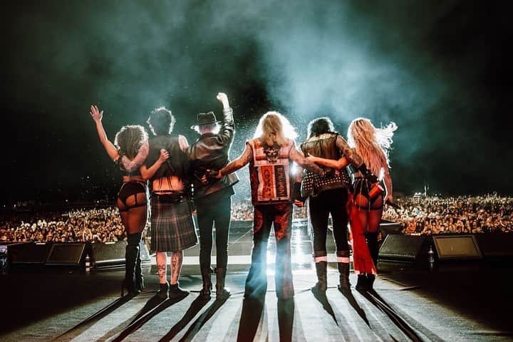 ヴィンス・ニールさんのインスタグラム写真 - (ヴィンス・ニールInstagram)「Glasgow! Awesome night to end the European tour for 2023! Thanks to everyone who came out and saw us!! Can’t wait to come back   @motleycrue   📸 : @lucasenglund」7月9日 1時18分 - thevinceneil
