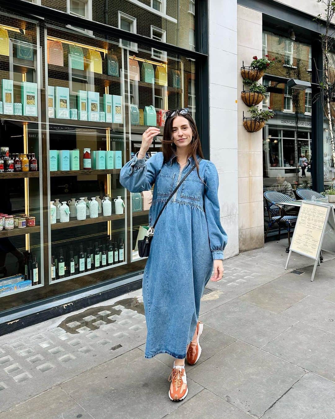 ジェマ・スタイルズのインスタグラム：「Breezy in blue denim 🌬️🍃」