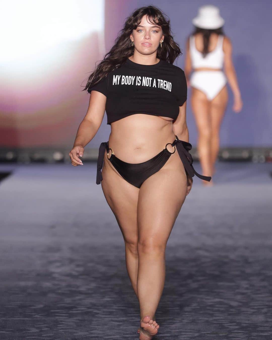 Sports Illustrated Swimsuitさんのインスタグラム写真 - (Sports Illustrated SwimsuitInstagram)「Last night’s #MiamiSwimWeek Runway Show was all about making statements, serving looks & pulling off epic surprises and we’re breaking it ALL down at the link in our bio. 👙✨ 📸: @gettyimages | @iamjohnparra」7月9日 1時28分 - si_swimsuit