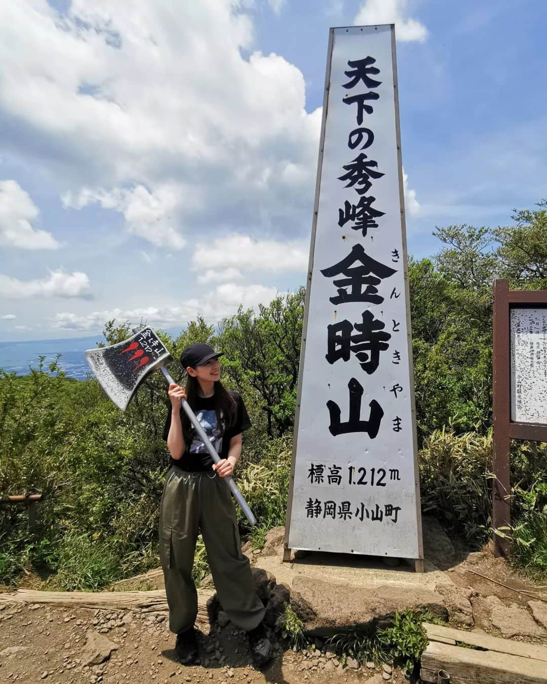 畠山優梨枝さんのインスタグラム写真 - (畠山優梨枝Instagram)「記念すべき初登山✨✨✨ 箱根の金時山に登ってきました😄 初心者コースと聞いていたのに全然キツくて。。。騙された😂と思いながら登りました✋最後は気持ちでなんとか山頂まで頑張りました🌼 山頂の山小屋でご褒美ビールとなめこ汁😆最高でした♥️🍺  #登山#初登山#金時山#金時山山頂#なめこ汁#ビール#山ガール#日本三百名山#山好き#登山初心者#山スタグラム」7月9日 1時26分 - yurieyurieee