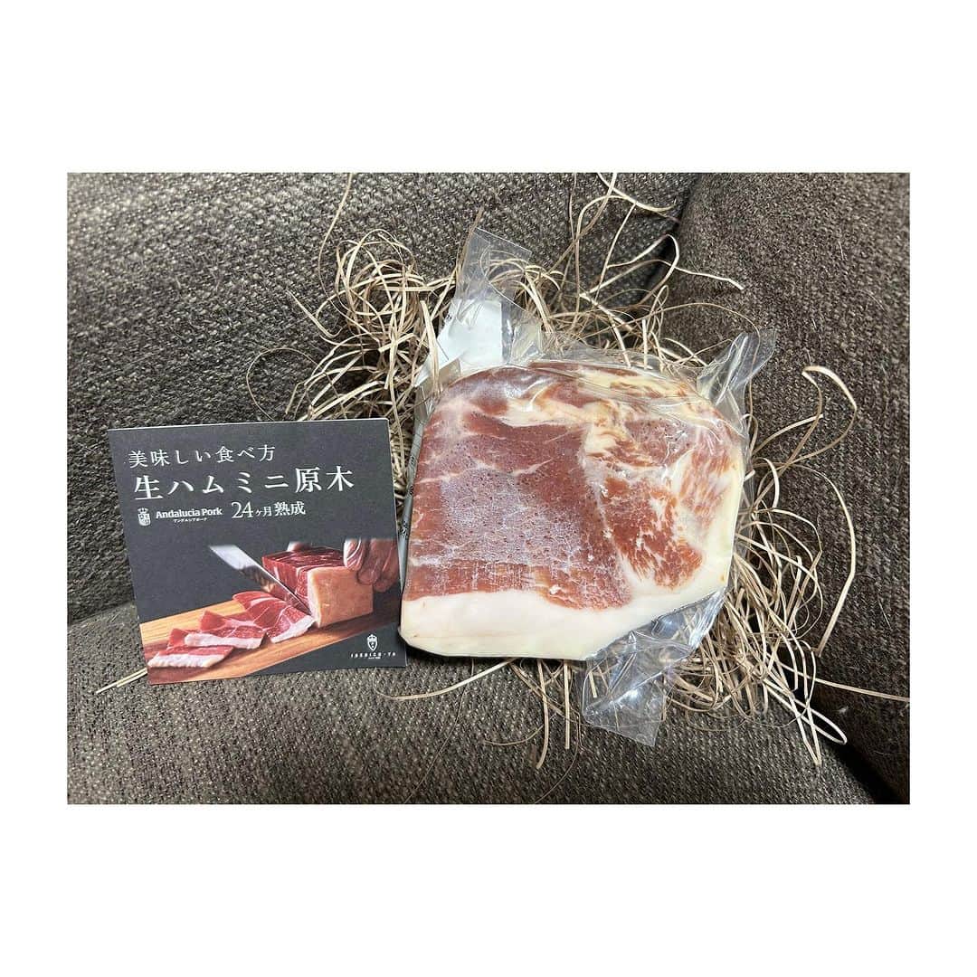 のインスタグラム：「生ハム専用豚肉  イベリコ屋  ⭐️アンダルシアミニ原木（330～379g）⭐️  国内ではイベリコ屋でしか手に入らない、生ハムの為の豚肉 アンダルシアポークを使った生ハムミニ原木✨ 生ハム初心者の方にもあっさりジューシー食べやすい、地中海の塩で程よい長さで熟成させた24ヶ月熟成品✨  家でワインを飲みながら食べたいなぁーって思ってGet🎶  スライスした生ハムしか買ったことがないから届いて、 すごーい❤️ って声が出ちゃったよね🥰  ブロックで生ハムがぁ❤️🥰❤️  贅沢すぎる〜🎶  スライスするの難しいかなぁーって思ったけど、不器用な私でもわりかし薄くスライスできた😆👍✨  美味しいーっ😋✨  いい塩加減であぶらがとろけるーっ✨  ワインに合うーっ❤️  今回はお酒と一緒にそのまま食べたけど、次は違う食べ方しよー✨ サラダに、バケットにのせて、、、  沢山あるから色々な食べ方ができるのがいいね👍✨  一回で本当はもっと沢山食べたいけどもったいないからちょこちょこ食べるんだぁ🎶笑  ラップで冷蔵庫保存できるからね🎶🎶  化粧箱・説明書付属で、大切な方へのギフトに非常にオススメ✨ グルメの方も、きっと喜んでくれるはず👍✨ 無添加なのも魅力✨✨✨  もちろん自分へのご褒美にも❤️  7月31日まで増量キャンペーンもやってるみたい🎶  おすすめです❤️🥰❤️  https://item.rakuten.co.jp/iberico-ya/andalmini/  PR @ibericoya_shopping  #イベリコ屋 #通販グルメ #通販ギフト #お取り寄せグルメ #お取り寄せギフト #イベリコ豚 #生ハム #イベリコ豚生ハム」