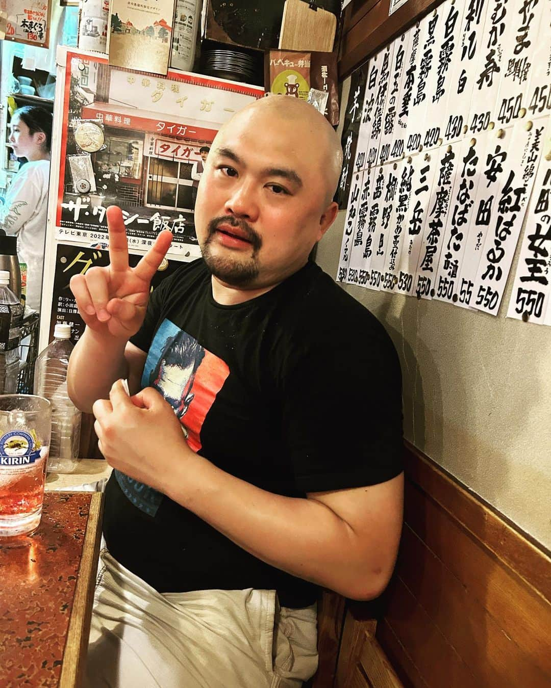 市川刺身さんのインスタグラム写真 - (市川刺身Instagram)「今日の服装。 有楽町4ステ出させて頂く。 傘持って出かけたけど雨降らず。  MKMさんで購入したタイの皆既日食のTシャツ。 カラシ色のハイウエストなズボン。 十四才で購入した三ツ矢ソースのちっちゃい帽子に黒の便所サンダル手ぬぐい首に巻いて金のがま口。  有楽町出番終わりに高円寺で坂井さんともぐらさんと僕が高円寺で1番好きなお店和田屋さんへ。 和田屋さんにも僕の近況のお祝いでサービスして頂いて坂井さんにご馳走になりました。 僕の家族と思ってる大好きな人と大好きな高円寺でもぐらさんに撮ってもらいました。 坂井さんもぐらさんいつもありがとうございます。  #今日着た服 #ファッション #古着 #空気階段 #鬼越トマホーク #高円寺 #和田屋 #大好き #明日も頑張ろう」7月9日 1時31分 - soitsudoitsu