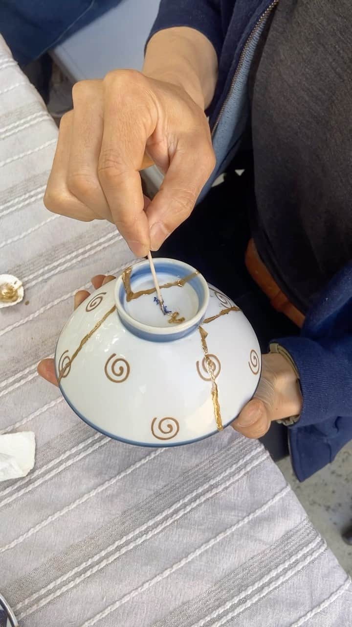 KATのインスタグラム：「Wow! I have so many videos and photos on my phone from the past few Kintsugi experiences and workshops!  The upcoming dates are 🔸Santa Barbara @the_crafters_library on July 22nd! 🔸LA July 15th and August 19th! 🔸Virtual workshops July 29th and August 18th!  I want to thank @academykintsugi @kintsugikachosensei @miyasilversmith @tiffanythompsonmusic @pttow for all of these wonderful experiences facilitating over the past few months! It takes community to make all of these things happen and it’s fun growing and learning with all of you ❤️」