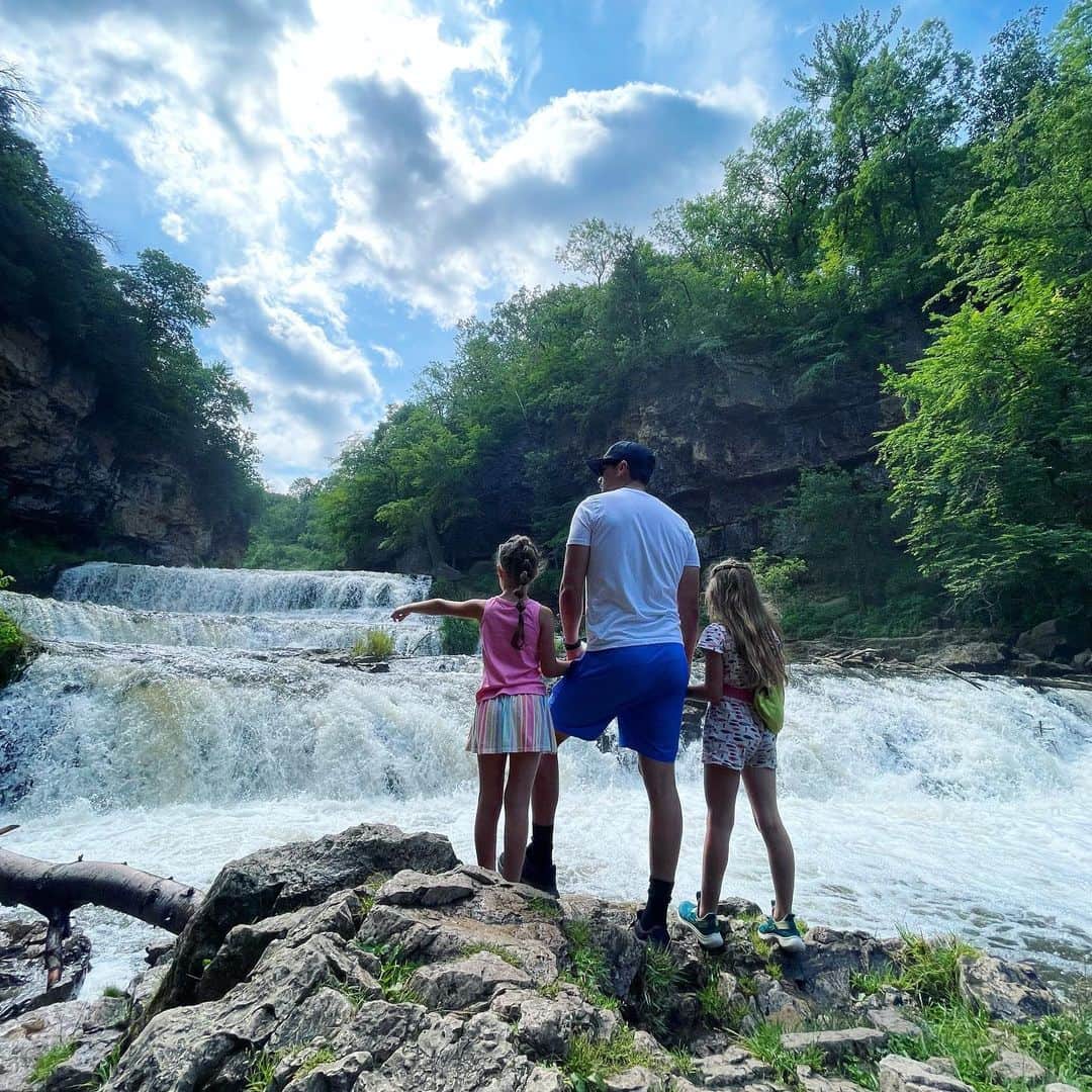 スティーブン・コレッティのインスタグラム：「Minnesota with The Mitchells. Huge thanks to @mrsfargo and Dan for being the best hosts and having the best kiddos in the world. Soul cup runneth over.」