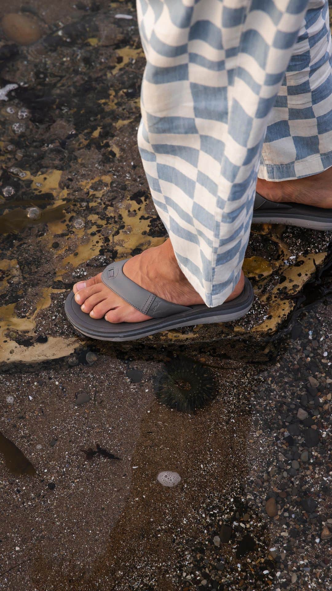 サヌークのインスタグラム：「Starting this weekend on a high note with the water-friendly, stylish Rippah SL and Cosmic Seas H20.   Grab these for a comfy ride before, after, or in the water — these sandals do it all!  #SmileOn #SmilePassItOn #Sanuk #SurfWorld #WaterFriendly」