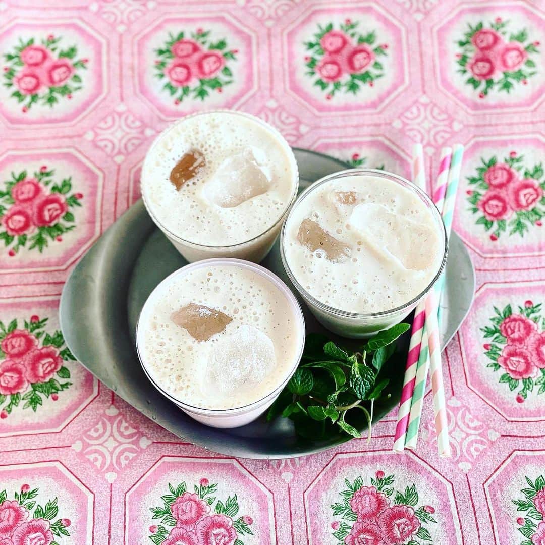 福田里香さんのインスタグラム写真 - (福田里香Instagram)「🍑桃の🥛豆乳ラッシー mina kukka 誌の連載10回 「わたし、大豆の大ファンです！」 @equelle_otsuka   猛暑日が続く今日この頃。 ⇩ 夏バテにはカレーです。 ⇩ ならば、カレーにはラッシーが必要だ。 ……… 真夏のおいしい三段論法です。  豆乳、桃、レモン、豆乳ヨーグルトに ほんのすこしの甘み。  あとはミキサーを回すだけ。 ミントを添えてもおいしい。 @equelle_otsuka」7月9日 7時26分 - riccafukuda