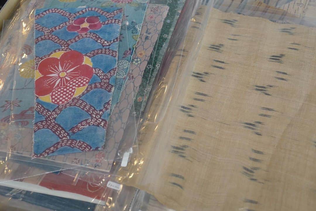行方 久子 Hisako Namekataのインスタグラム：「. 古美術商で拝見した琉球紅型と芭蕉布 美しすぎて飛行機の時間ギリギリのギリギリまで見入る。。。  ファッション出身だから、布はもう少し後でーと思っていたのに、 見過ごせないものに出逢ってしまいました。」