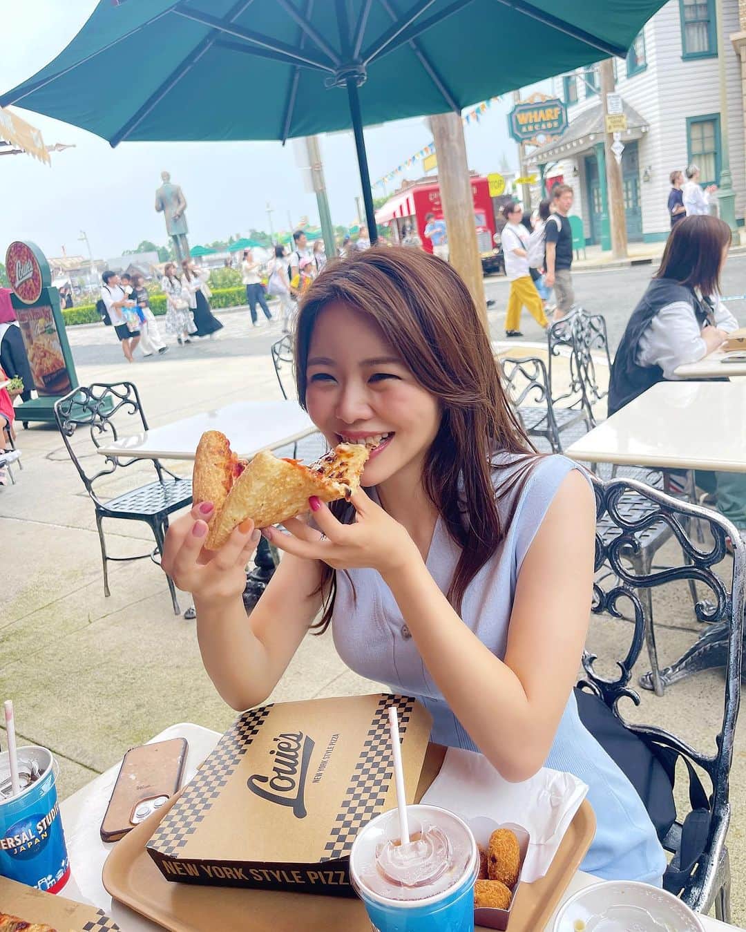 橋本実花のインスタグラム：「more→ @mika__youtube   『🍕をちょいかじりしながら セクシーな目線を送る。』  という技ができなかったので、  ただ食ってる写真になりました。笑  理想は2枚目  (※ちなみに持ってるピザ激熱🍕)  ……………………………………………………  本日14:00頃からinsta LIVEします♡  ネイルASIAに遊びに行って プリアンファから出た 新しいブランド @emena_nail.official (エメナ) ブースに遊びに行くよ♡♡  めっちゃ可愛い 今後注目のジェルなので 是非InstaLIVE見に来てね❤️🥹  会場に来てる人は 14:00頃にエメナブース集合ー！📣😆」