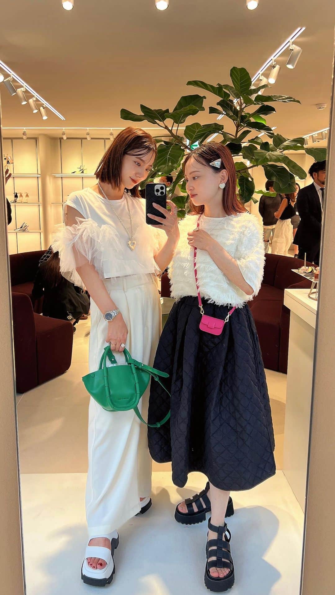 青野未来 / MikuAonoのインスタグラム：「. . @charleskeith_jp  四条河原町店のオープニングパーティー🎉  1階がbag 2階がshoesになってて ゆったりお買い物できる空間だった🪴 私と @_y_yoi_ のbagとshoesも  @charleskeith_jp の🫢🤍 とにかくカラー物が可愛くて グリーンのバッグお気に入り🥹💚 . . #charlesnkeith#charlesandkeith#チャールズアンドキース#チャールズアンドキース四条河原町店」