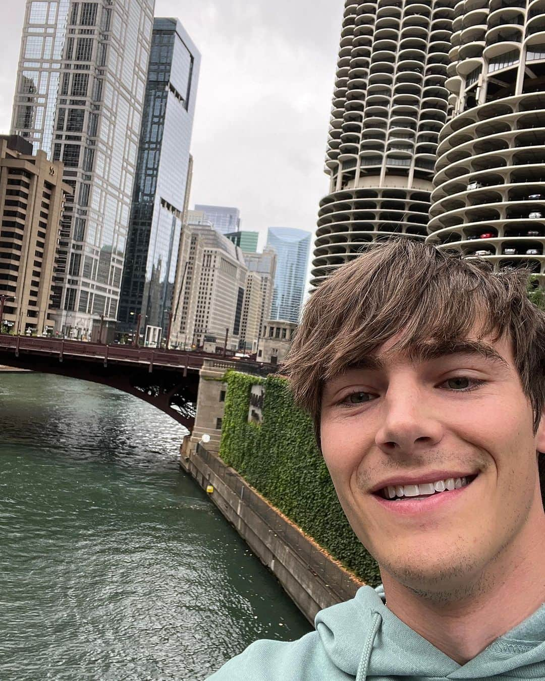 ケビン・クインのインスタグラム：「I’m back home for the first time in 4 years and doing my favorite thing - roaming around the city streets. Feels good to be back. Side note, does anyone recognize these buildings behind me from a very famous album cover? Hint: Wilco…」