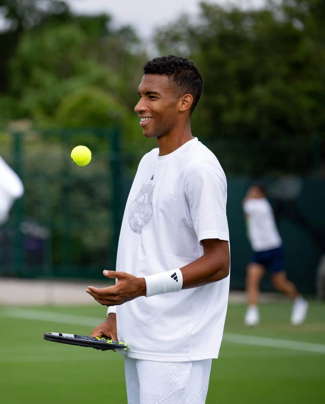 フェリックス・オジェ＝アリアシムさんのインスタグラム写真 - (フェリックス・オジェ＝アリアシムInstagram)「With @wimbledon being one of my favorite tournaments, I’m hoping to make my stay longer in the coming years 💚 For now it’s time to put all of my energy in to the upcoming US hard court swing 👊🏽🇺🇸 Let’s go   📸: @wimbledon」7月9日 1時56分 - felixaliassime