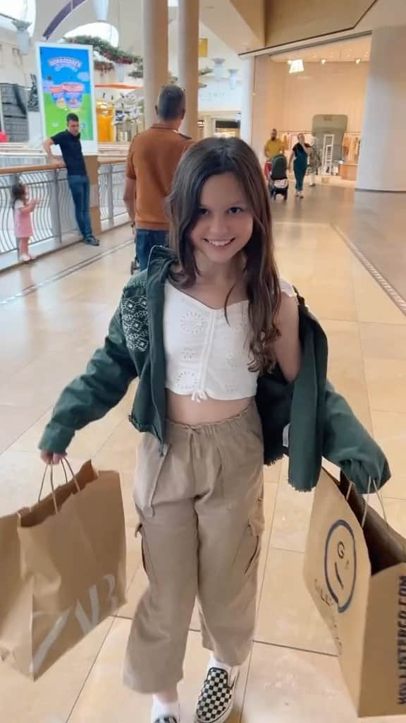 Anna Sacconeのインスタグラム：「Took Emilia shopping for holiday clothes! 🥰🛍️💸 Love spending 1 on 1 time with my babies 🥹 #motherdaughter #sacconejolys #annasaccone #emiliatommasina #momof4 #mumof4 #holidayshopping #summerholidays #bluewatershoppingcentre #hollister #zarakids」
