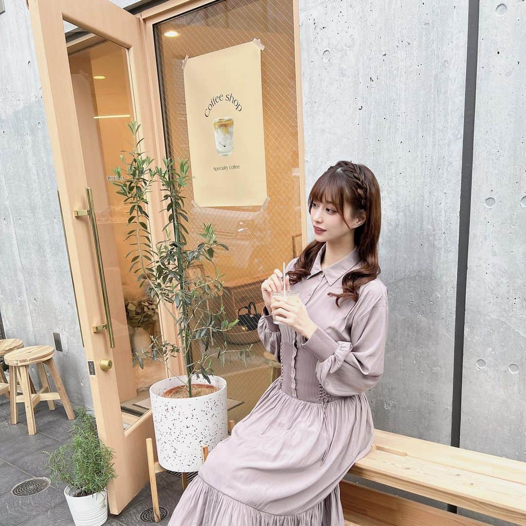 ことみのインスタグラム：「☕️  #新宿#歌舞伎町#歌舞伎町キャバ嬢#歌舞伎#キャバクラ#キャバクラ嬢#revju#キャバ嬢#ワンピース#かわいい#キラキラ#ことみ」