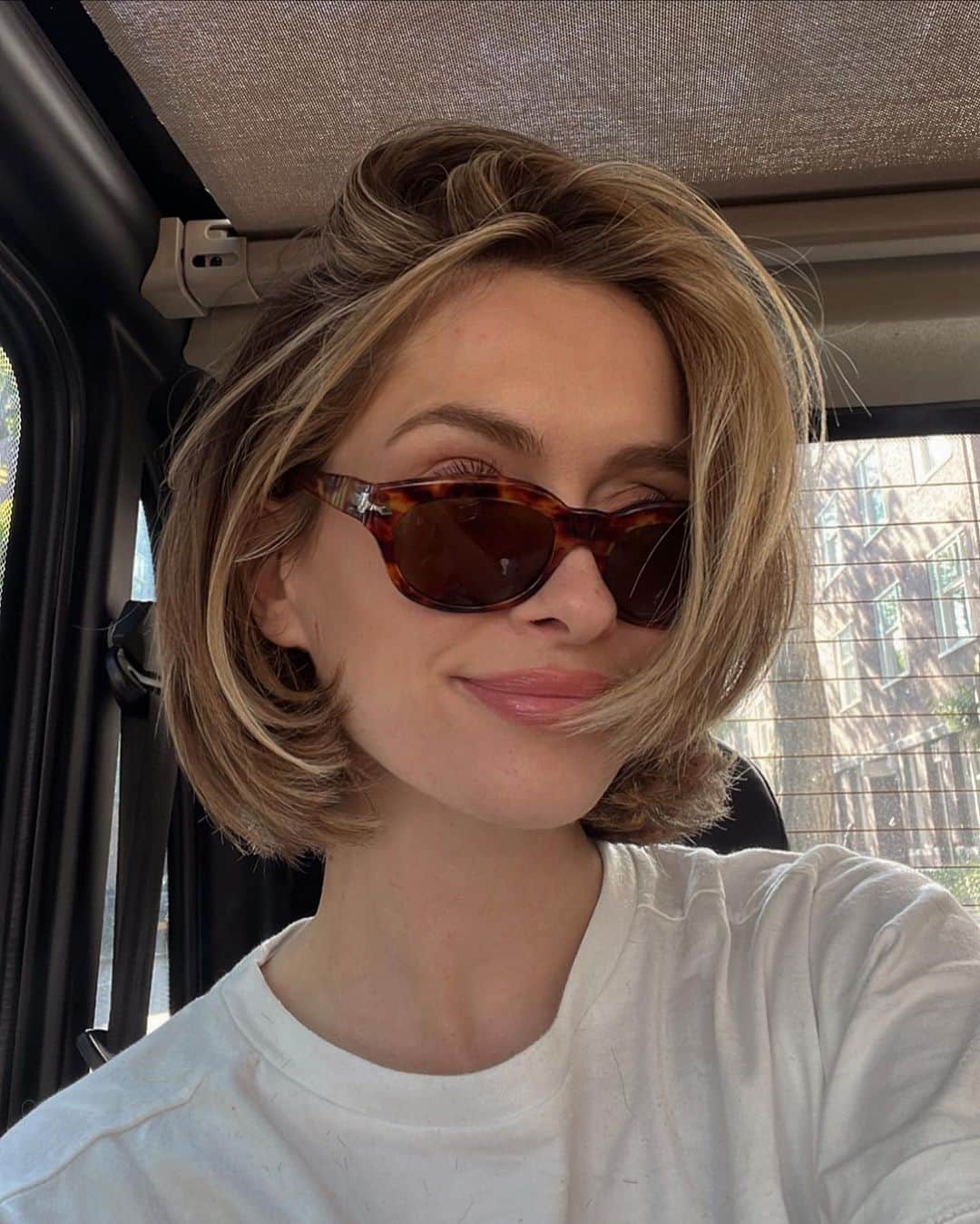 のインスタグラム：「Short hair era 🤍」