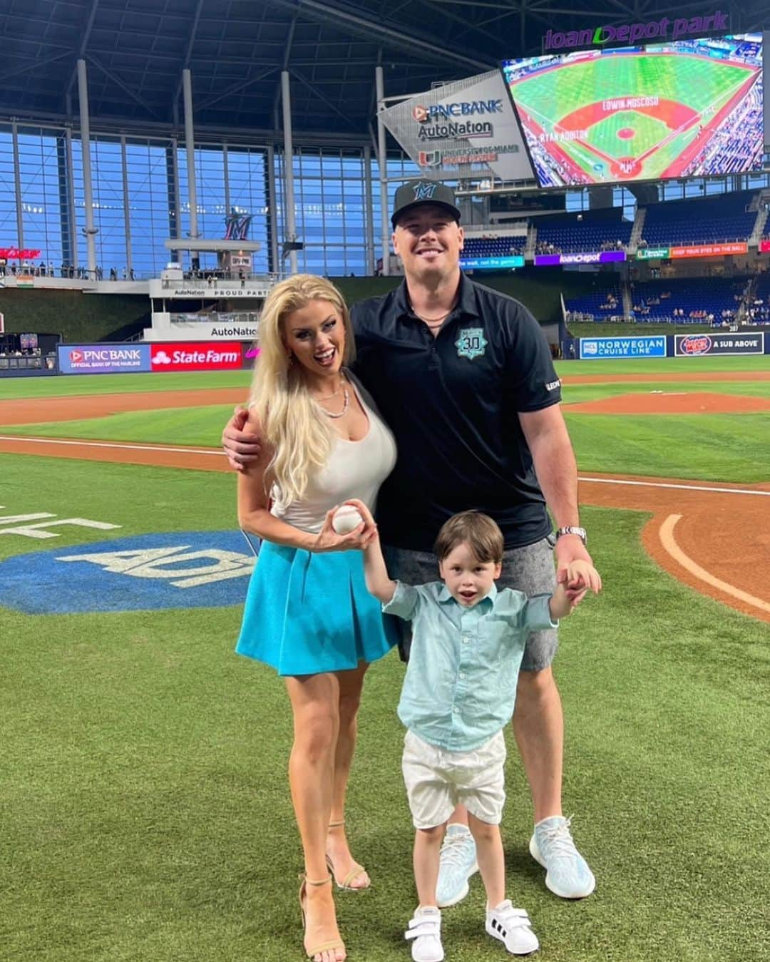 ジャスティン・ボーアさんのインスタグラム写真 - (ジャスティン・ボーアInstagram)「Had an absolute blast coming back to Miami throwing out a first pitch and being part of the @marlins 30th anniversary celebration. Go fish」7月9日 2時24分 - bour41