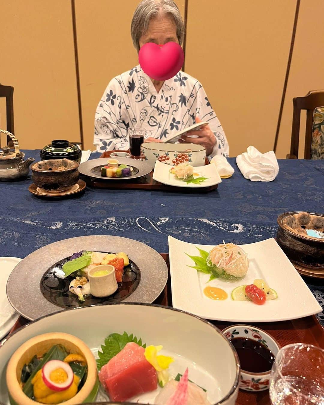 やまだひさしのインスタグラム：「小樽デート！ 母との旅は海外より時差ボケするw 18:30に夕食開始で21:00に就寝。 そりゃこの時間に目覚めますわなー。僕だけ露天風呂なう。ここで湯船に浸かりながら映画観ておそらく朝7:00頃また眠くなるけど、その時間には朝食タイム。。 ちっとも整わないww でも嬉しい時間。 #やまだひさし #ラジオ #DJ #小樽 #朝里川温泉  #泉質 #最高」