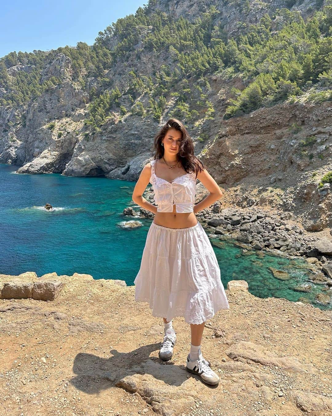 ジェシカ・ジェーン・クレメントのインスタグラム：「Water so blue I tried to cheer it up 🥲」