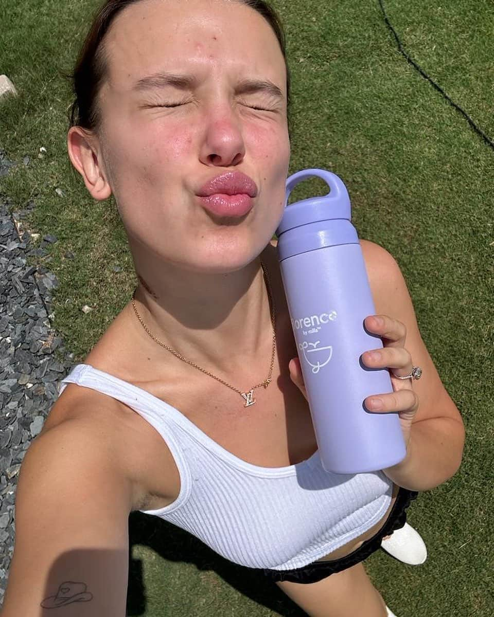 ミリー・ボビー・ブラウンさんのインスタグラム写真 - (ミリー・ボビー・ブラウンInstagram)「stay hydrated @florencebymills !」7月9日 2時35分 - milliebobbybrown