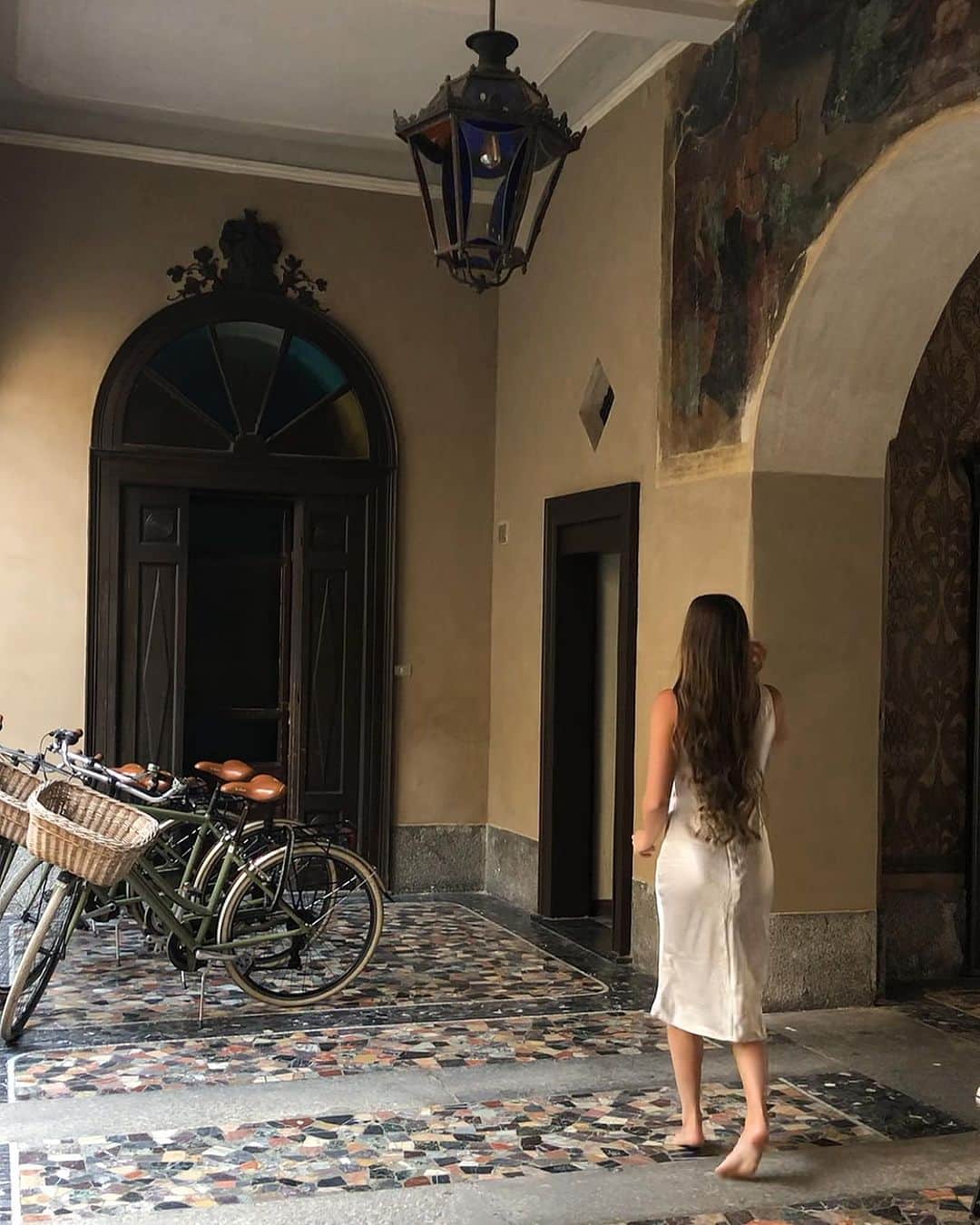 イモージェン・ケアンズさんのインスタグラム写真 - (イモージェン・ケアンズInstagram)「Hidden in old town como was this stunning boutique @palazzoalbricciperegrini #lakecomo #palazzoalbricciperegrini #italy #travel」7月9日 3時02分 - imogencairns