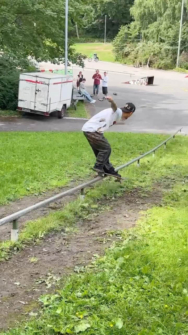 ジョバンニ・ヴィアナのインスタグラム：「🇳🇴 @eric_iwakura 🇳🇴 @primitiveskate」