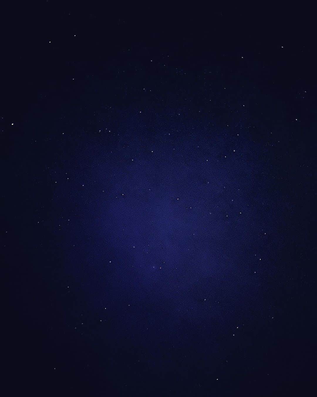 澤田友美さんのインスタグラム写真 - (澤田友美Instagram)「. iPhoneで撮っただけの星空🌌 真っ暗でもこんなに宇宙が見えてるみたいに撮れた❤️ 実際には夜空にぎっしり埋まった星の数がとてつもなくて、空がイルミネーションみたいな故郷の海と湖の間に立って見上げることが何十年ぶりにできて ありがとう。⭐️✨💫」7月9日 3時13分 - tomomi__sawada