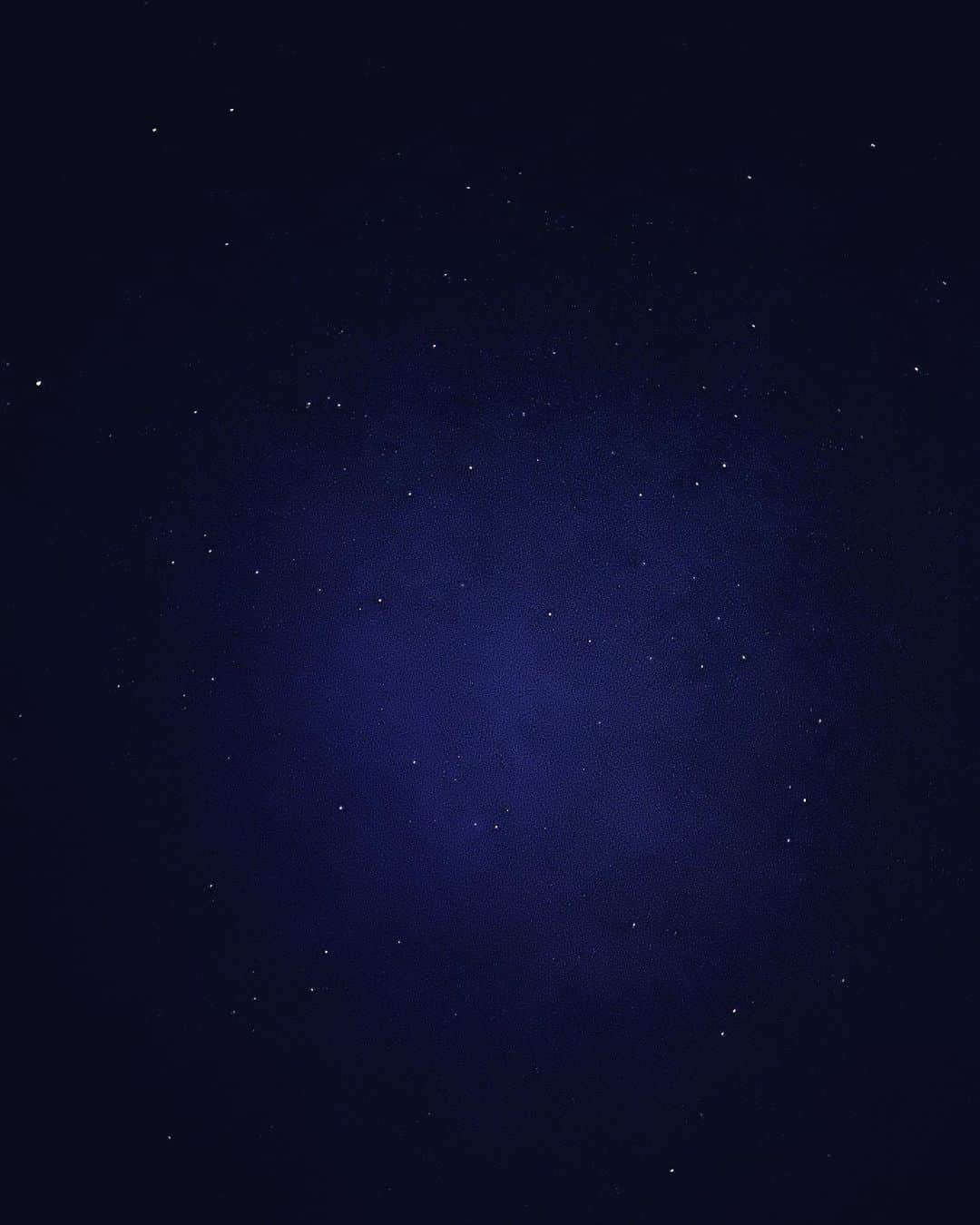 澤田友美のインスタグラム：「. iPhoneで撮っただけの星空🌌 真っ暗でもこんなに宇宙が見えてるみたいに撮れた❤️ 実際には夜空にぎっしり埋まった星の数がとてつもなくて、空がイルミネーションみたいな故郷の海と湖の間に立って見上げることが何十年ぶりにできて ありがとう。⭐️✨💫」