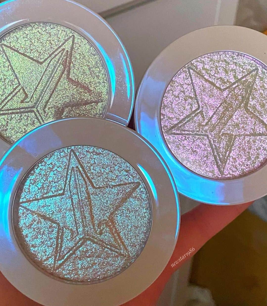 Jeffree Star Cosmeticsのインスタグラム：「Keep your cheekbones blinding all summer w our #ExtremeFrost highlighters 🎆 One of the world’s most intense formulas 😏 #jeffreestarcosmetics #makeup」